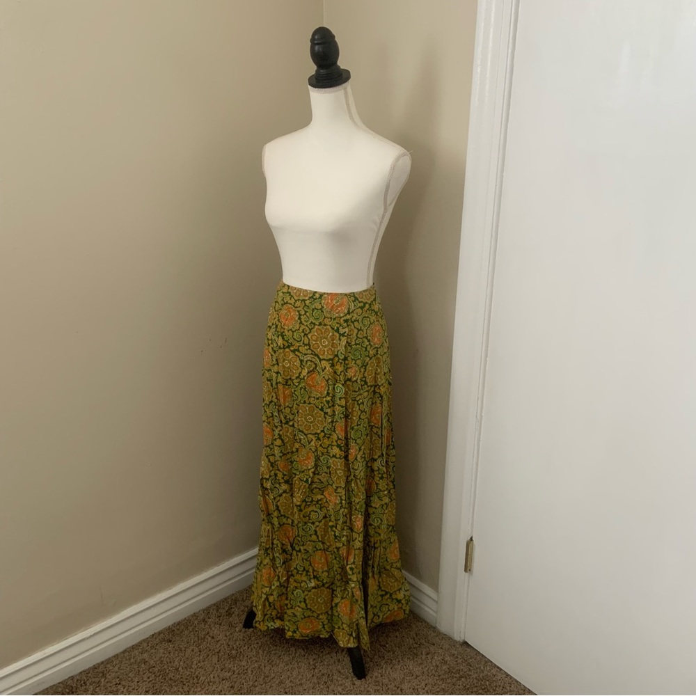 Vintage Long Maxi Skirt Paisley Print XS 
13.25” Waist (laying flat) 
38” Long